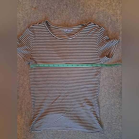 Black and White Stripped Stretchy shirt - Picture 2 of 3